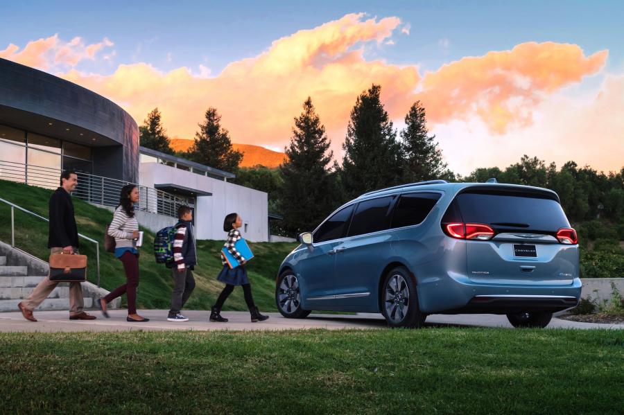  Chrysler Pacifica Hybrid Limited (RU) 2016 года  (фото 14 из 40)